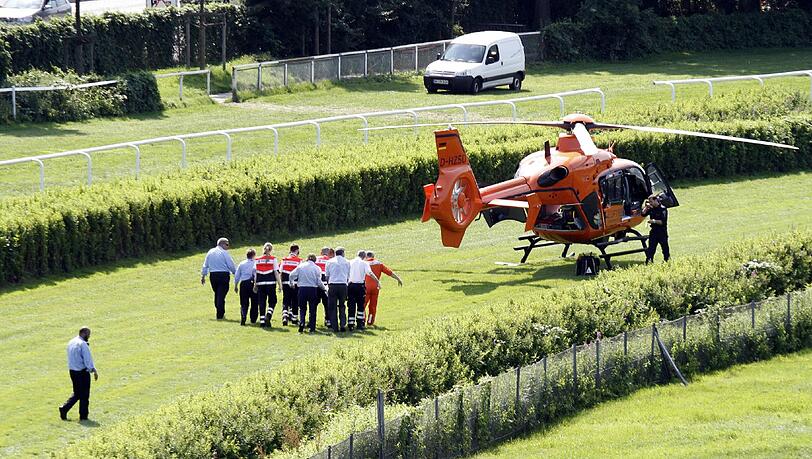 Bohumil Nedorostek wird nach dem Rennunfall in Hamburg mit dem Hubschrauber abtransportiert. Bohumil Nedorostek wird nach dem Rennunfall in Hamburg mit dem Hubschrauber abtransportiert.