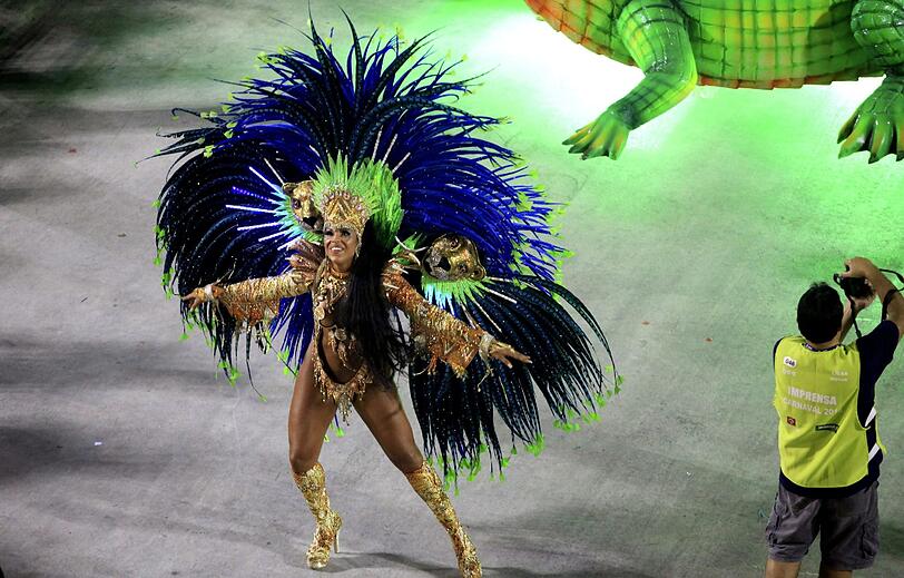 In Rio ging es in der Nacht zum Montag auf dem Straßenkarneval heiß her. Die brasilianischen Schönheiten zeigten zum Karneval-Höhepunkt viel nackte Haut und sexy Kurven.