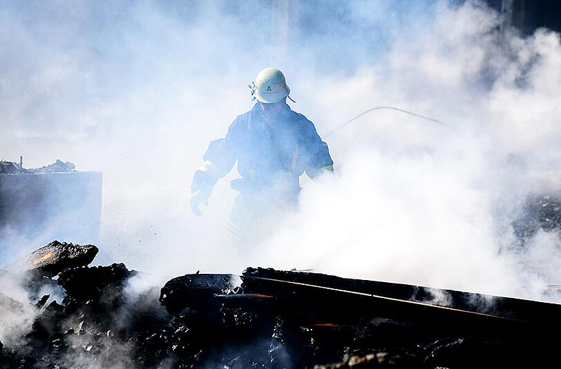 Schier endloser Kampf gegen die Flammen - die Bilder vom Morgen danach: postapokalyptisch. Vom den Sägewerk in Oberfranken blieb nicht viel übrig.