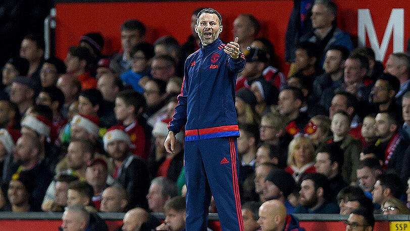 2007 ernannte Queen Elizabeth II. Ryan Giggs zum Officer des Order of the British Empire. 2007 ernannte Queen Elizabeth II. Ryan Giggs zum Officer des Order of the British Empire.