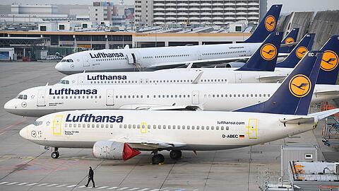 Im Bus befanden sich Passagiere einer Lufthansa-Maschine die gerade erst gelandet war. (Archivbild)