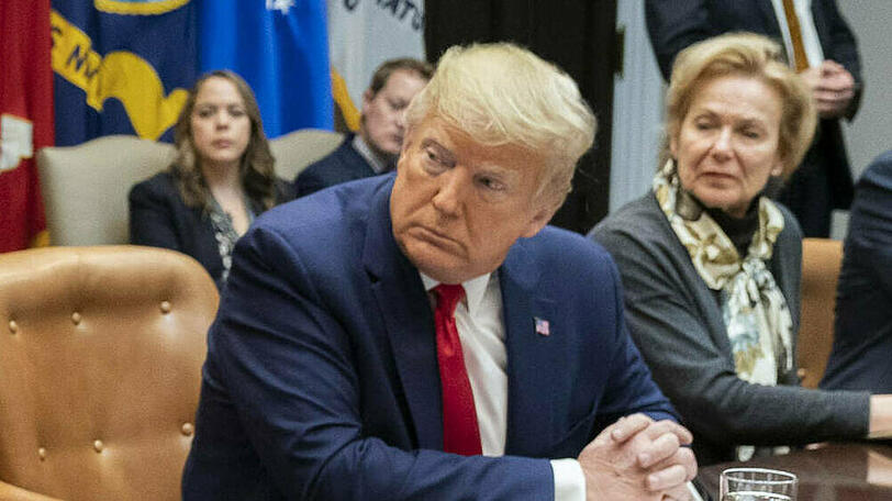 Donald Trump während des Meetings vergangenen Montag, bei dem er sich auch ins Gesicht fasste