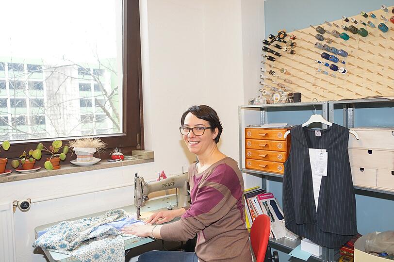 Die Schneiderin arbeitet in einem Atelier im Westend.