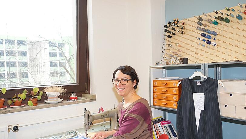 Die Schneiderin arbeitet in einem Atelier im Westend. Die Schneiderin arbeitet in einem Atelier im Westend.