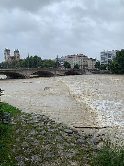 Aktuelle Hochwasser-Bilder von der Isar in München.
