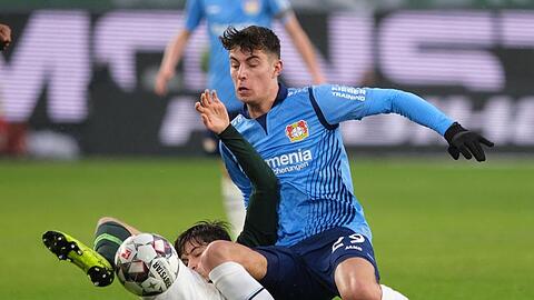 Der Leverkusener Kai Havertz (r) setzt sich gegen den Wolfsburger Elvis Rexhbecaj durch.