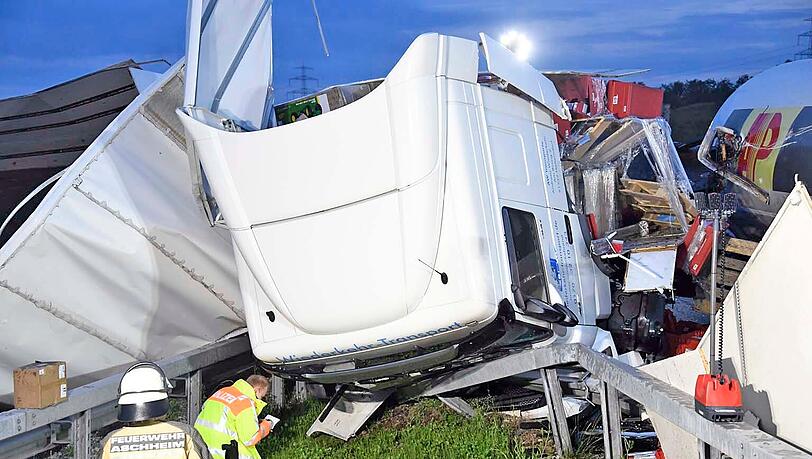 Ein Diesel-Tankzug donnert am Freitagmorgen ungebremst in einen Lastwagen, der vom Pannenstreifen losfährt.