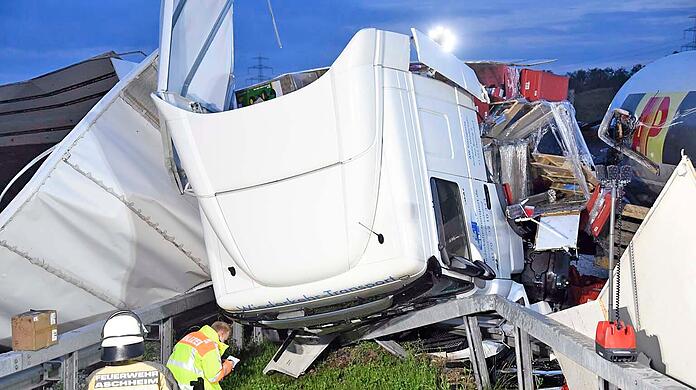 Ein Diesel-Tankzug donnert am Freitagmorgen ungebremst in einen Lastwagen, der vom Pannenstreifen losfährt.