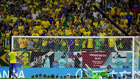 Dominik Livakovic pariert den Elfmeter von Brasiliens Rodrygo.