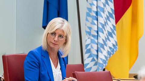 Ulrike Scharf, (CSU) Staatsministerin für Soziales, nimmt an einer Sitzung des Landtags teil.
