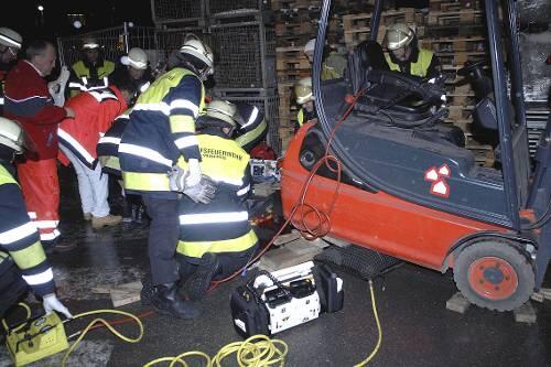 Die Feuerwehr hebt den Stapler mit einem Luftkissen an, um den Verletzten zu bergen.