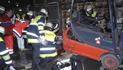 Die Feuerwehr hebt den Stapler mit einem Luftkissen an, um den Verletzten zu bergen. Die Feuerwehr hebt den Stapler mit einem Luftkissen an, um den Verletzten zu bergen.