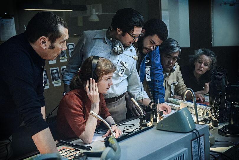 Im Senderaum im Olympiadorf:  Das ABC-Team Jacques Lesgardes (Zinedine Soualem), Geoff Mason (John Magaro), Marianne Gebhard (Leonie Benesch), Carter (Marcus Rutherford).