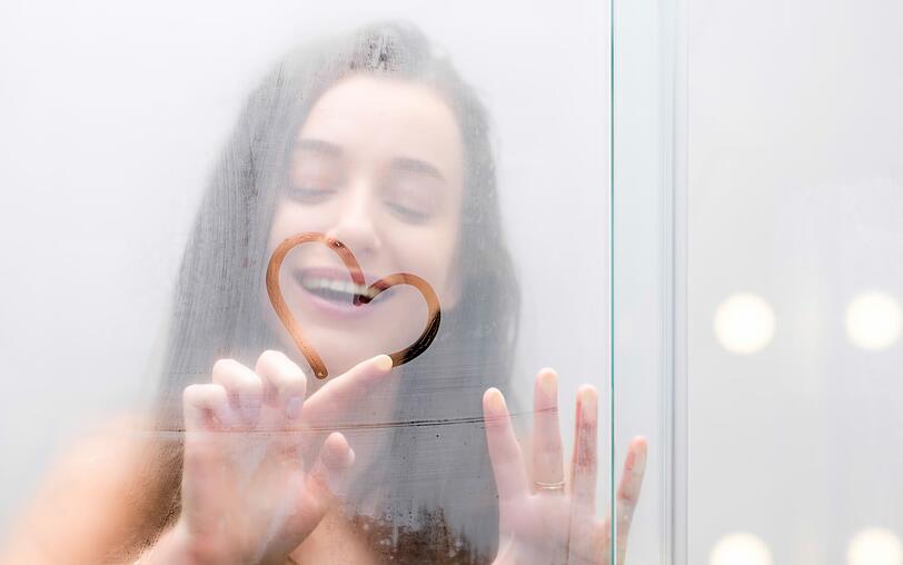 Hingucker im Bad sind Glastrennwand und -türe nur, bis Kalkflecken und Seifenspuren die Optik trüben. Damit diese nicht immer mal wieder aufwendig weggeputzt werden müssen, empfiehlt sich eine gewisse Pflegeroutine. Um dauerhafte Schäden an den Glaselementen zu vermeiden, sollten Sie darauf achten, wie und womit Sie putzen. Hingucker im Bad sind Glastrennwand und -türe nur, bis Kalkflecken und Seifenspuren die Optik trüben. Damit diese nicht immer mal wieder aufwendig weggeputzt werden müssen, empfiehlt sich eine gewisse Pflegeroutine. Um dauerhafte Schäden an den Glaselementen zu vermeiden, sollten Sie darauf achten, wie und womit Sie putzen.