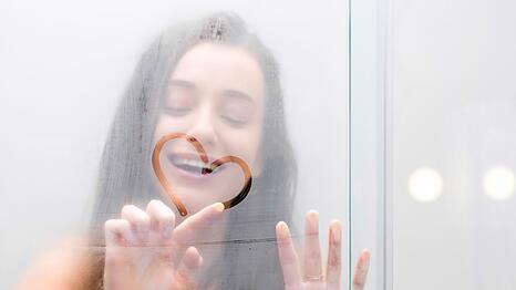Hingucker im Bad sind Glastrennwand und -t&uuml;re nur, bis Kalkflecken und Seifenspuren die Optik tr&uuml;ben. Damit diese nicht immer mal wieder aufwendig weggeputzt werden m&uuml;ssen, empfiehlt sich eine gewisse Pflegeroutine. Um dauerhafte Sch&auml;den an den Glaselementen zu vermeiden, sollten Sie darauf achten, wie und womit Sie putzen.