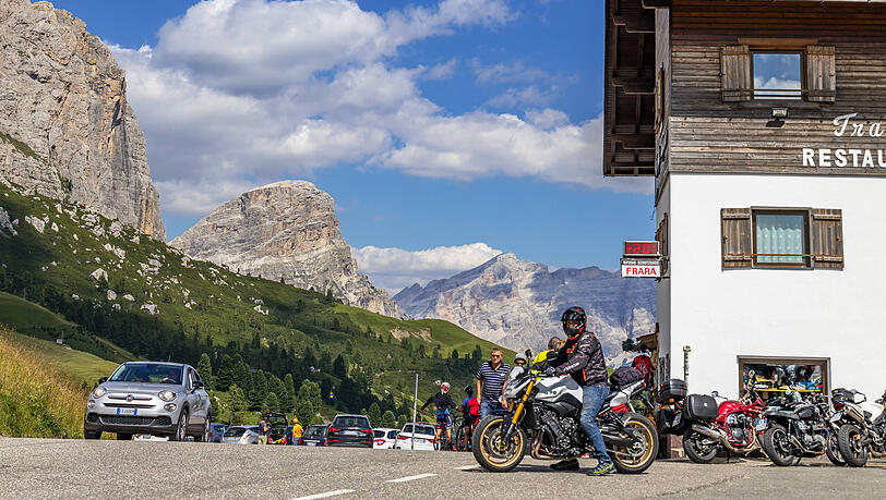 Passstraße am Grödner Joch in Südtirol. Der massenhafte Verkehr dort ist zum Problem für Natur und Menschen geworden. Passstraße am Grödner Joch in Südtirol. Der massenhafte Verkehr dort ist zum Problem für Natur und Menschen geworden.