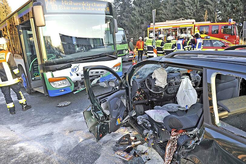 Schwerer Unfall bei Höhenkirchen: Zwei Personen wurden verletzt, eine schwer.