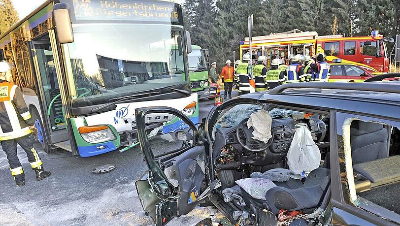 Schwerer Unfall bei Höhenkirchen: Zwei Personen wurden verletzt, eine schwer. Schwerer Unfall bei Höhenkirchen: Zwei Personen wurden verletzt, eine schwer.