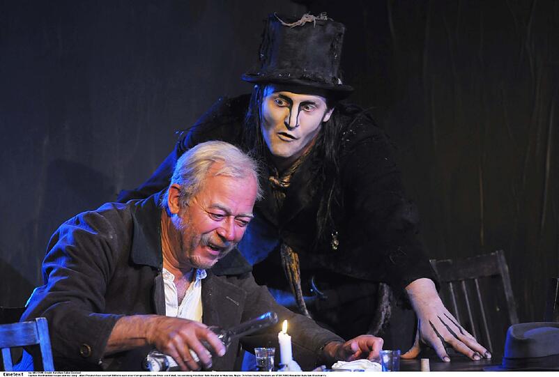 Kult im Volkstheater: der Brandner Kaspar mit Maximilian Brückner als Tod und Alexander Duda als Brandner.