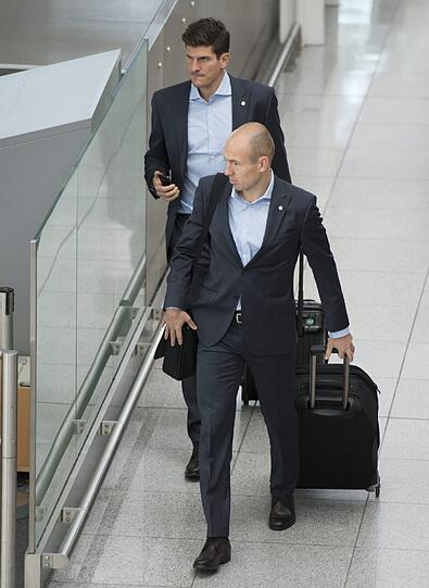 Mario Gomez und Arjen Robben auf dem Weg zur Gepäckabgabe.