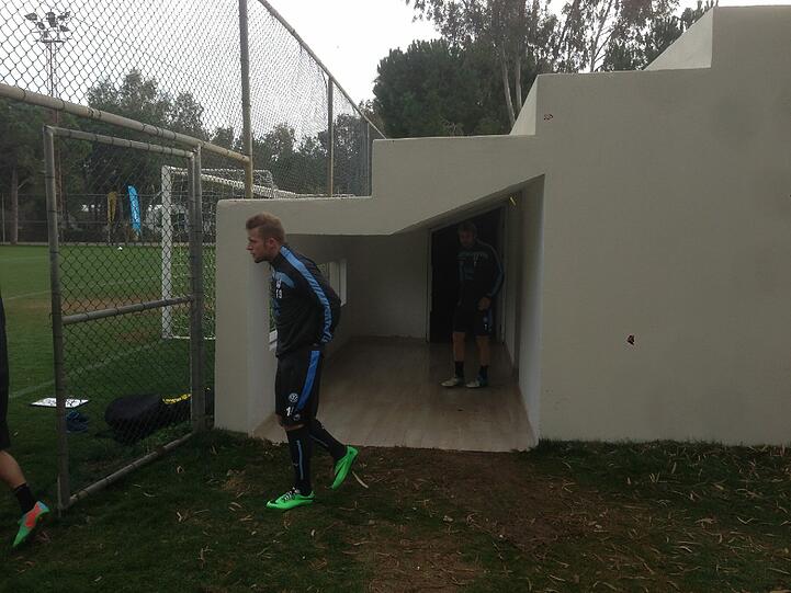 Die Löwen beim zweiten Training am Mittwoch. Außerdem das Mannschaftshotel des TSV 1860 in Belek