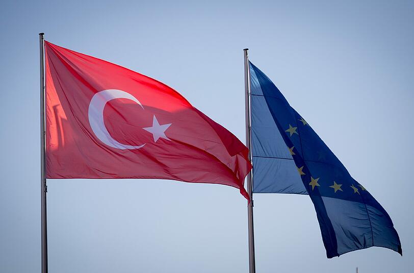 Die Beitrittsverhandlungen der EU mit der Türkei stocken - doch strebt Ankara nach Worten von EU-Botschafter Selim Yenel weiter eine "vollwertige Mitgliedschaft" an. Foto: Kay Nietfeld/Archiv