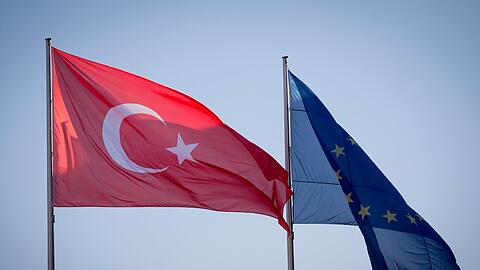 Die Beitrittsverhandlungen der EU mit der Türkei stocken - doch strebt Ankara nach Worten von EU-Botschafter Selim Yenel weiter eine "vollwertige Mitgliedschaft" an. Foto: Kay Nietfeld/Archiv