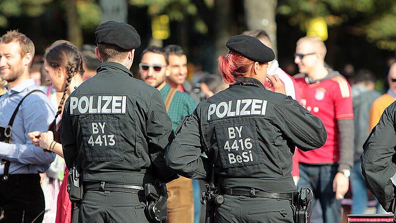 So mancher Polizist wird froh sein, wenn am Montagabend der Wiesn-Trubel ein Ende hat. So mancher Polizist wird froh sein, wenn am Montagabend der Wiesn-Trubel ein Ende hat.