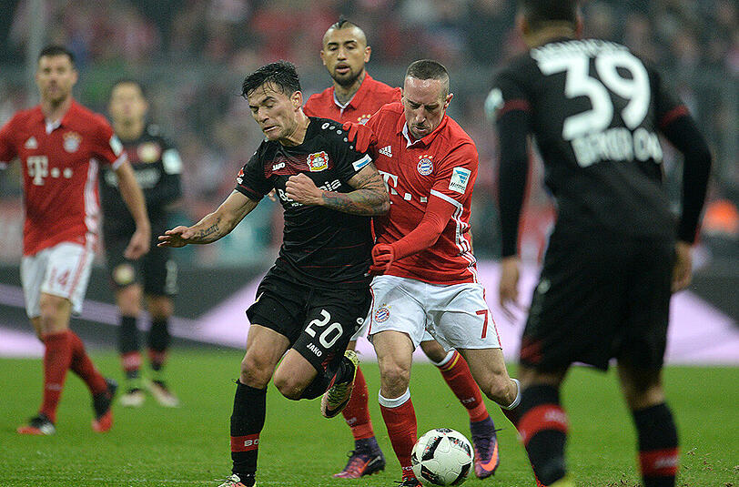 Franck Ribery (rechts) im Duell mit Leverkusens Charles Aranguiz.