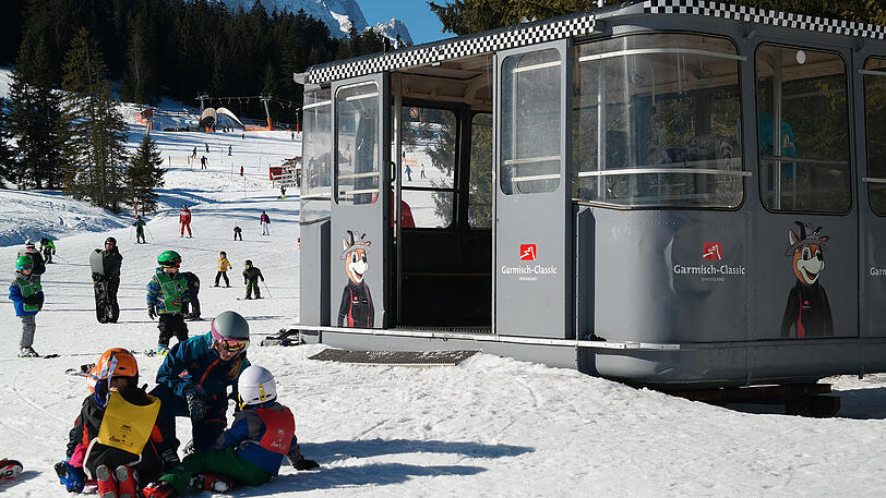 Mit Spaß vom Ski-Zwergerl zur Sports-Kanone: Betreuung der Kleinen im "Kinderland".