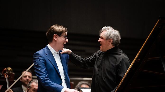 Das perfekte Duo: Antonio Pappano (rechts) mit dem Pianisten Víkingur Ólafsson in der Isarphilharmonie.