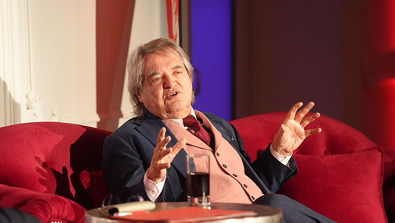 Helmut Markwort auf dem roten Sofa der AZ.