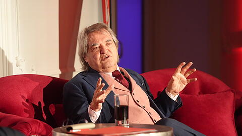 Helmut Markwort auf dem roten Sofa der AZ.