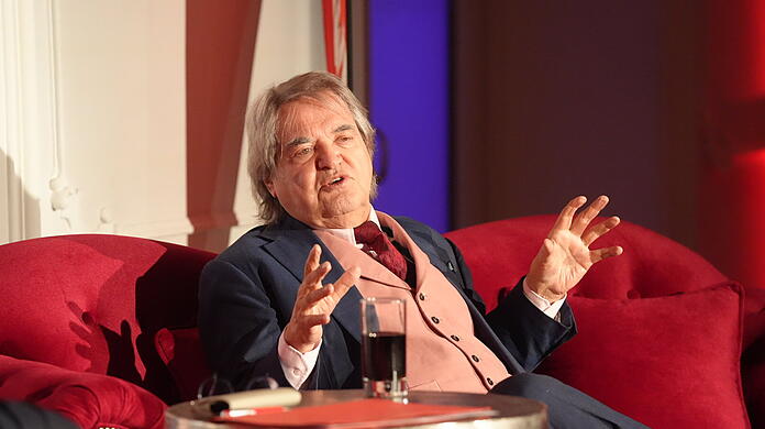 Helmut Markwort auf dem roten Sofa der AZ.