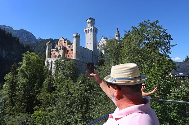 Beliebt bei Touristen: das Schloss Neuschwanstein, erbaut von König Ludwig II. Beliebt bei Touristen: das Schloss Neuschwanstein, erbaut von König Ludwig II.