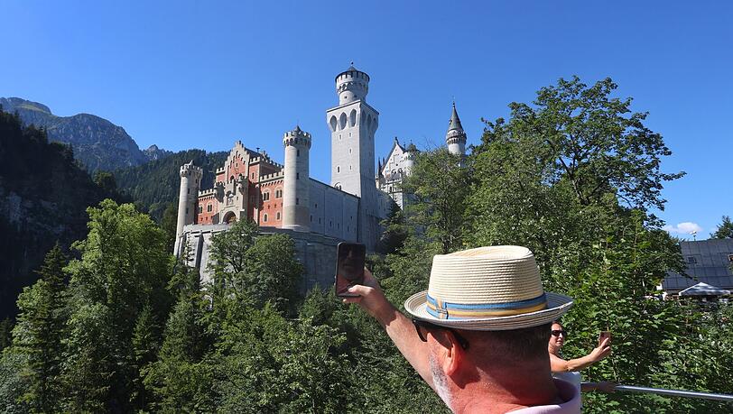 Beliebt bei Touristen: das Schloss Neuschwanstein, erbaut von König Ludwig II. Beliebt bei Touristen: das Schloss Neuschwanstein, erbaut von König Ludwig II.