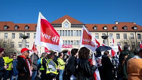 Mehrere Tausend Mitarbeiter des öffentlichen Dienstes haben an Warnstreiks in Bayern teilgenommen.