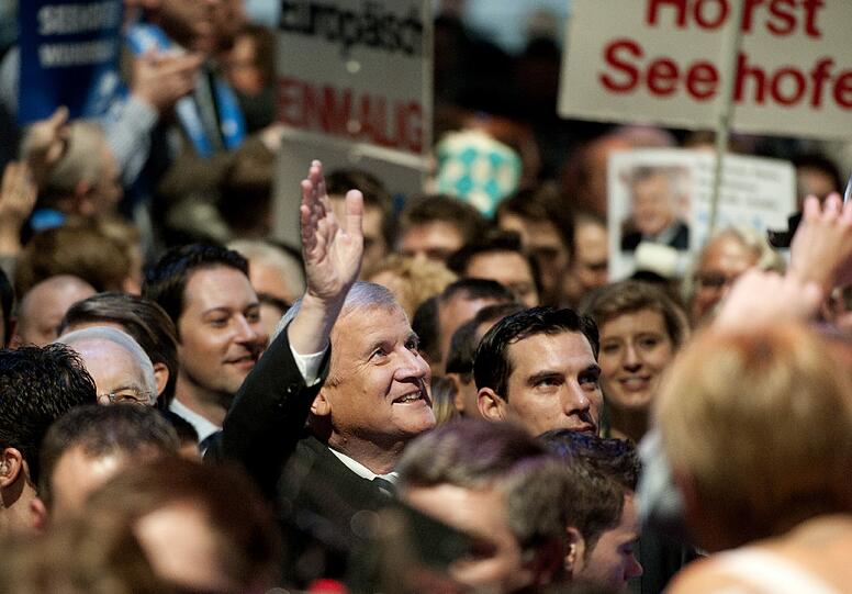 Bier und Politik - eine wundervolle Symbiose, zumindest am Aschermittwoch: Sehen Sie hier die Bilder des deftigen Polit-Klamauks mit OB Ude, Horst Seehofer, Claudia Roth und Co....