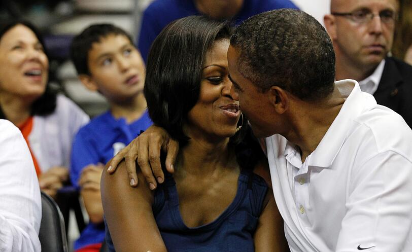 Von der "Kiss Cam" erwischt: Obama knutscht seine Michelle beim Basketball in Washington - sehen Sie hier die besten Bilder.