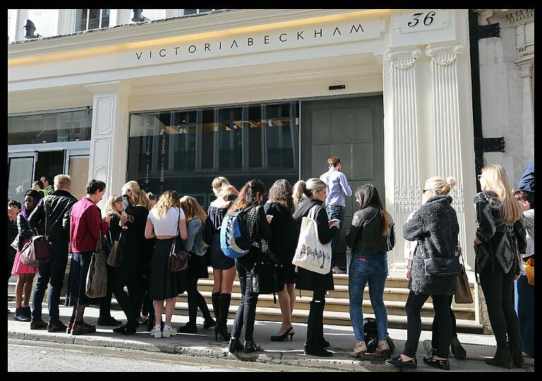 Victoria Beckham eröffnet ihre eigene Mode-Boutique in London. Mit dabei: ihre Eltern, Schwester und natürlich David Beckham.