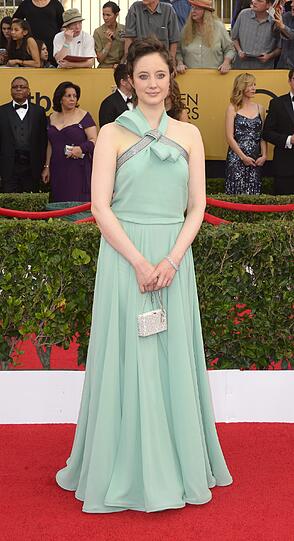 Die sowieso schon blasse Andrea Riseborough sieht in diesem lindgrünen Schleifchen-Albtraum noch fader aus.