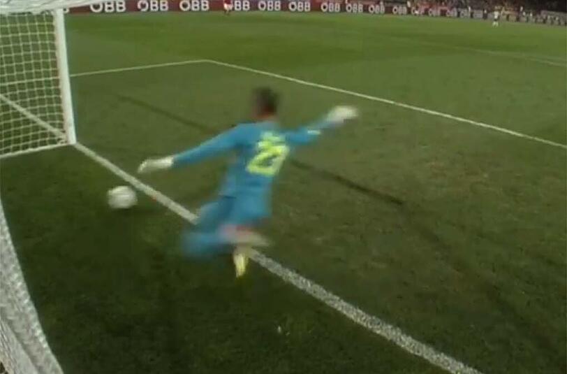 ÖFB-Keeper Ramazan Öczan kann das Tor nicht mehr verhindern.