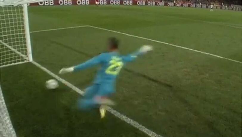 ÖFB-Keeper Ramazan Öczan kann das Tor nicht mehr verhindern. ÖFB-Keeper Ramazan Öczan kann das Tor nicht mehr verhindern.