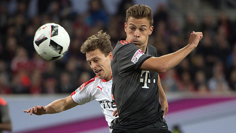 Bayerns Joshua Kimmich (r) und der Düsseldorfer Julian Schauerte versuchen den Ball zu spielen.