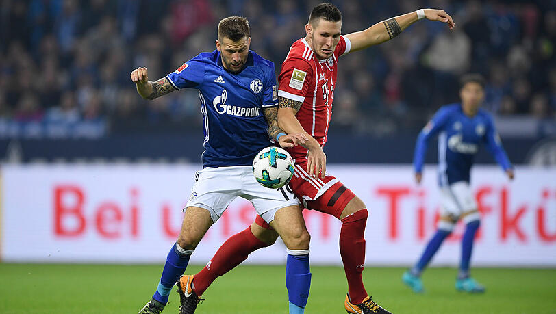 Bayerns Innenverteidiger Niklas Süle im Duell mit dem Schalker Guido Burgstaller (links). Bayerns Innenverteidiger Niklas Süle im Duell mit dem Schalker Guido Burgstaller (links).