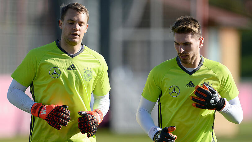 Einst Konkurrenten im Nationaltrikot: Die Torhüter Manuel Neuer (links) und Ron-Robert Zieler.