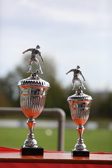 Da ist das Ding: Die Pokale für die Finalisten glänzen in der Sonne.