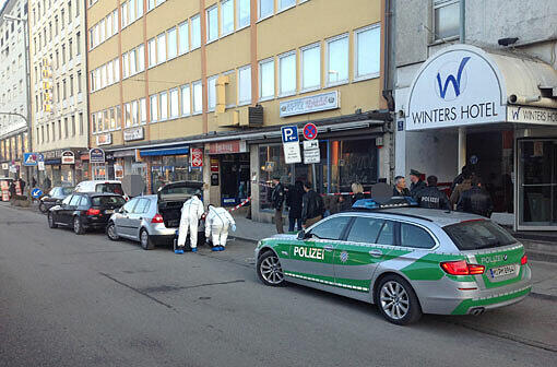 Polizeieinsatz in der Arnulfstraße: Ein Angestellter eines Nachtclubs findet am Dienstmorgen eine schwer verletzte Frau vor. Die Bilder von der Spurensicherung.