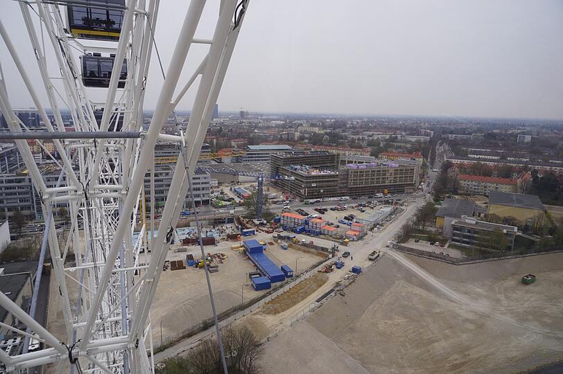 Fertig: Das Riesenrad "Hi-Sky" am Ostbahnhof, Münchens neue Attraktion. Hier erste Blicke von ganz oben.