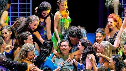 Andreas Schlager (Parsifal, M) und der Chor der Bayreuther Festspiele als Klingsors Zaubermädchen bei den Bayreuther Festspielen.